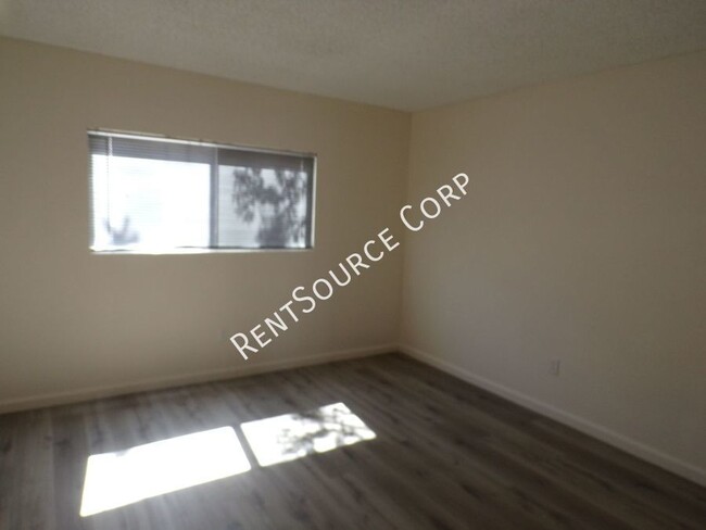 Building Photo - 2 Bedroom 2 Bath Condo for Rent in Barstow