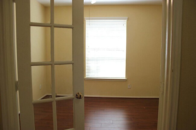 Building Photo - 4614 Forest Home Dr