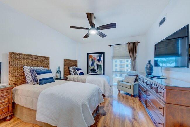 Building Photo - 521 Mandalay Ave