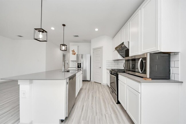 Building Photo - 7007 Fleetwood Crescent Wy