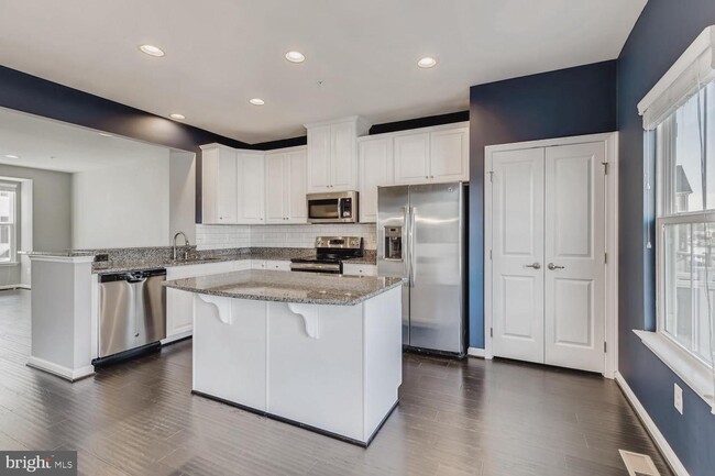 Building Photo - 8225 Secluded Cove Ln