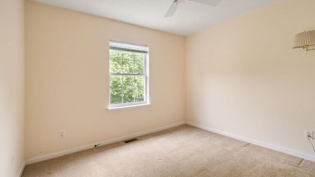 Building Photo - 3BR 2.5BA Cul-de-sac House with Loft in To...