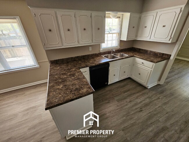 Building Photo - Massive 5BR/3BA Executive Home in East Memphis | Screened Porch & 2,200+ Sq Ft