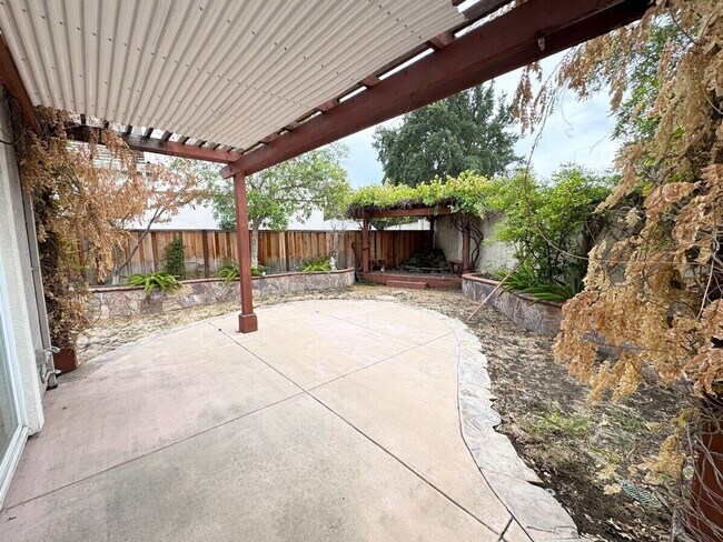 Building Photo - STUNNING & SPACIOUS 4 BEDROOM HOME IN LIVE...