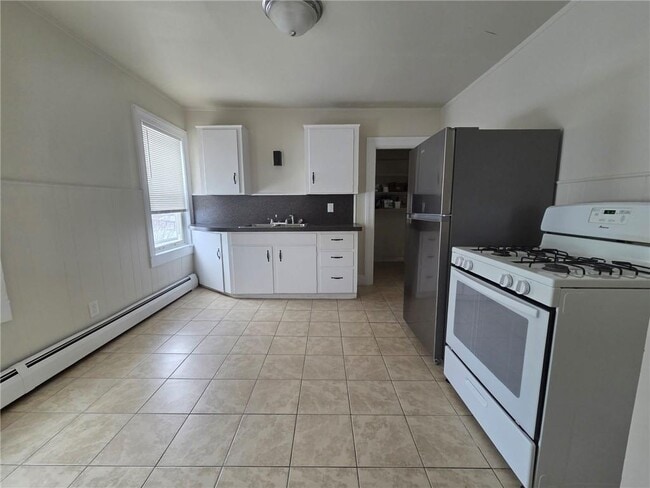 Building Photo - 292 Pleasant St