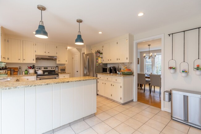 Building Photo - Bright and Beautiful 4 Bedroom Colonial