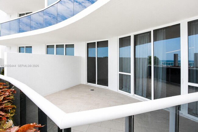 Building Photo - 15901 Collins Ave