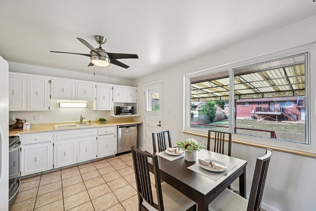 Building Photo - Welcome to this spacious 3+ bed, 2-bath bi-level home in Arvada - Available Now!