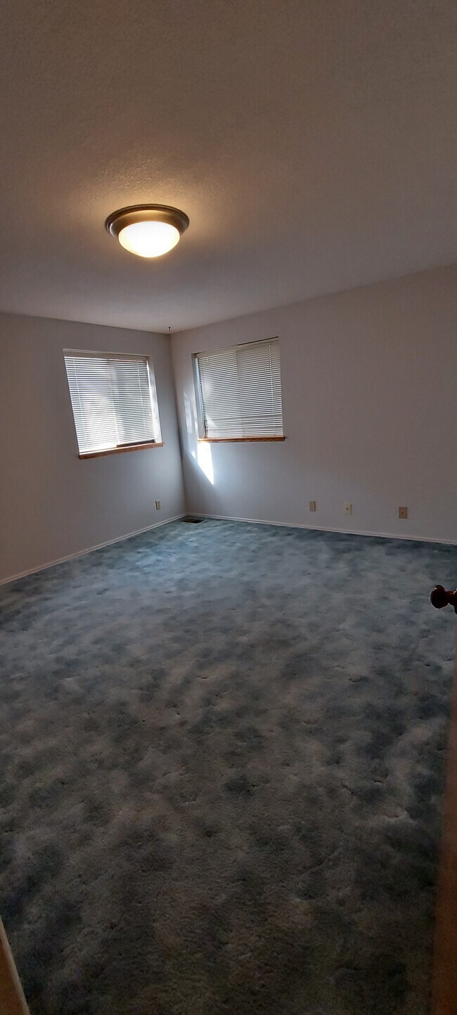 Building Photo - 5090 Forsythia Dr