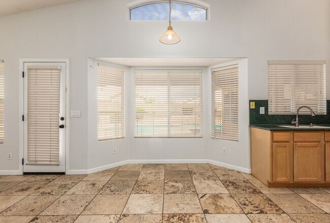 Building Photo - New Listing in Avondale