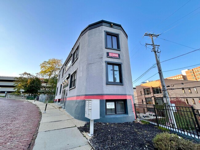 Building Photo - Cresent NE Apartments