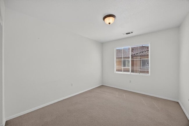 Building Photo - 1140 W Walter Ave