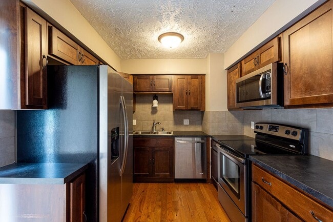 Building Photo - Split Entry 3 Bedroom / 1.5 Bath Home