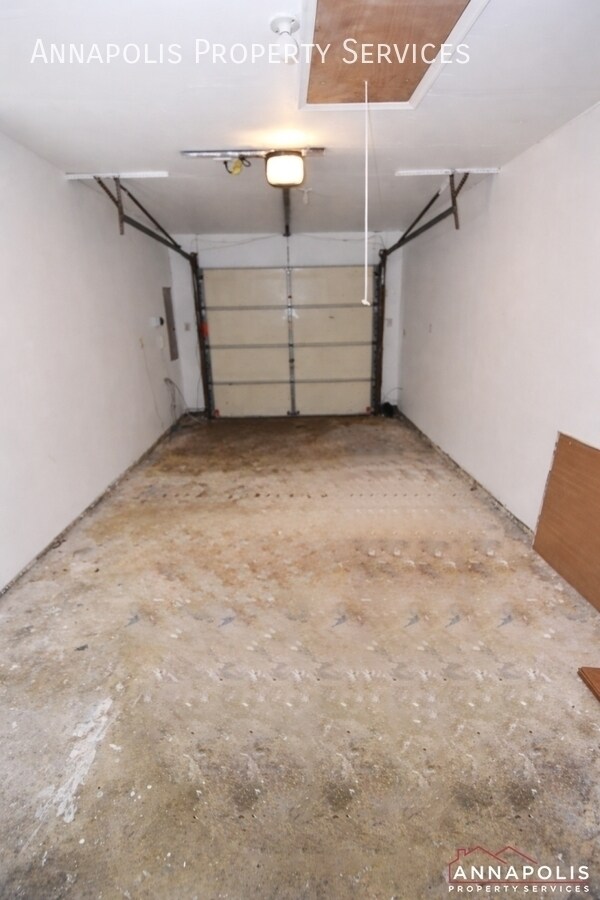 Building Photo - 1027 Springhill Way