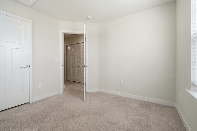 Building Photo - 266 Foxglove Dr