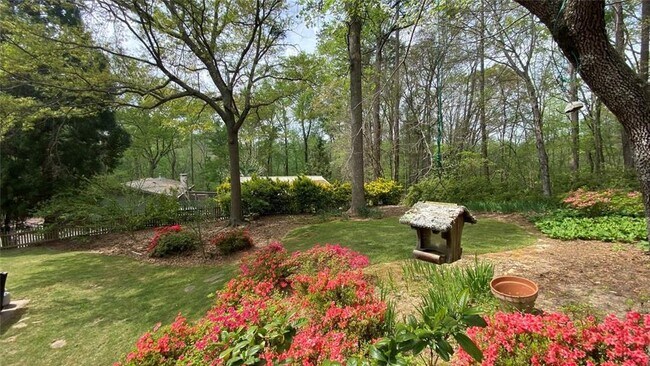 Building Photo - 2901 Victoria Dr