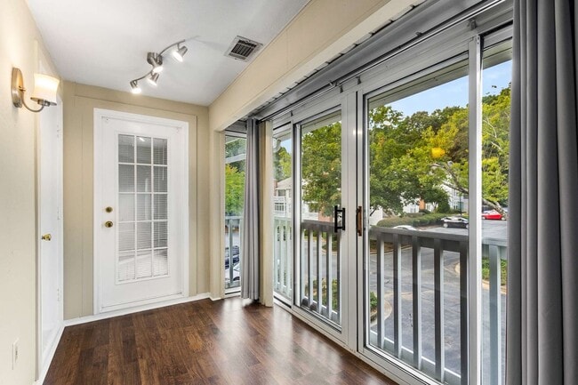 Building Photo - Great Location 2BR/2BA Condo - No App Fee