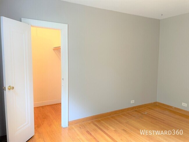Building Photo - 3722 W Wilson Ave