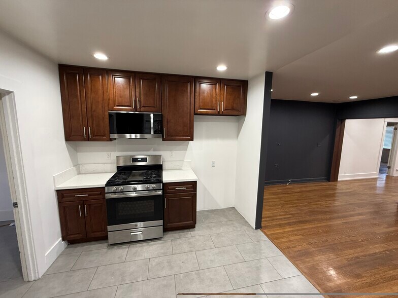 Building Photo - 1493 W 47th St
