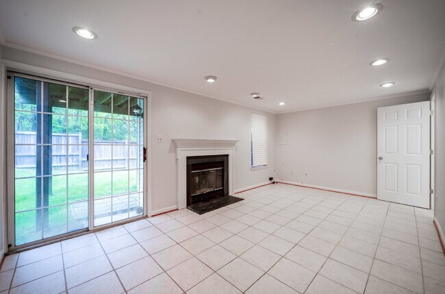 Building Photo - Three-level end unit townhome!