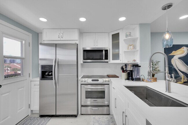 Building Photo - 2871 N Ocean Blvd