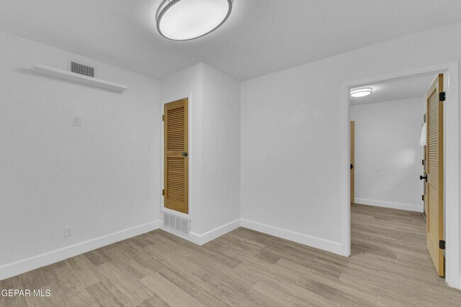 Building Photo - Come to check this beautiful house 4 bedrooms, possible 5th bed and 3 baths.