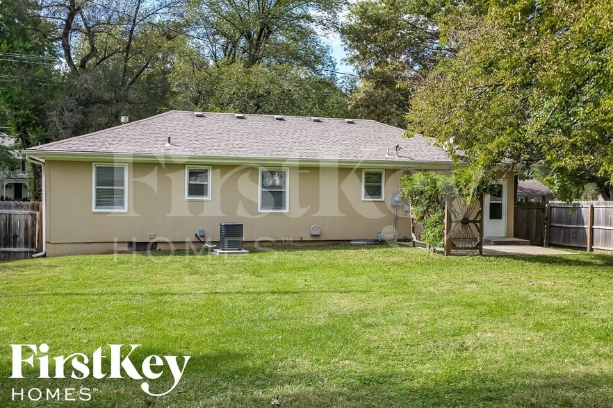 Building Photo - 607 NE Main St