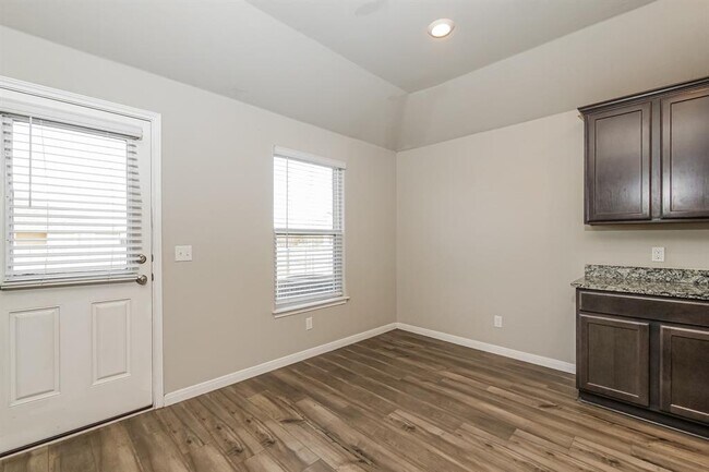 Building Photo - 1600 Maroon Dr