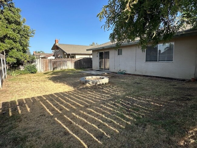 Building Photo - 1847 E Laura Ave