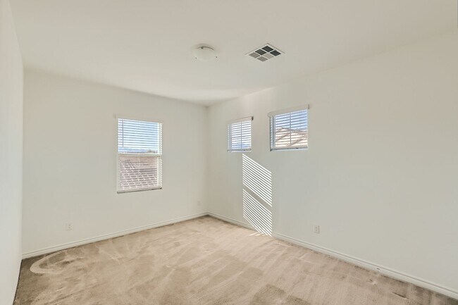 Building Photo - Beautiful 4 bed, 4.5 bath, 3 car garage with full casita!