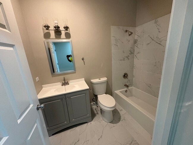 Building Photo - Spacious 2BD/2BA w/ High Ceilings + Modern...