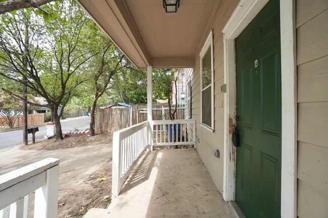 Building Photo - 2506 E 8th St