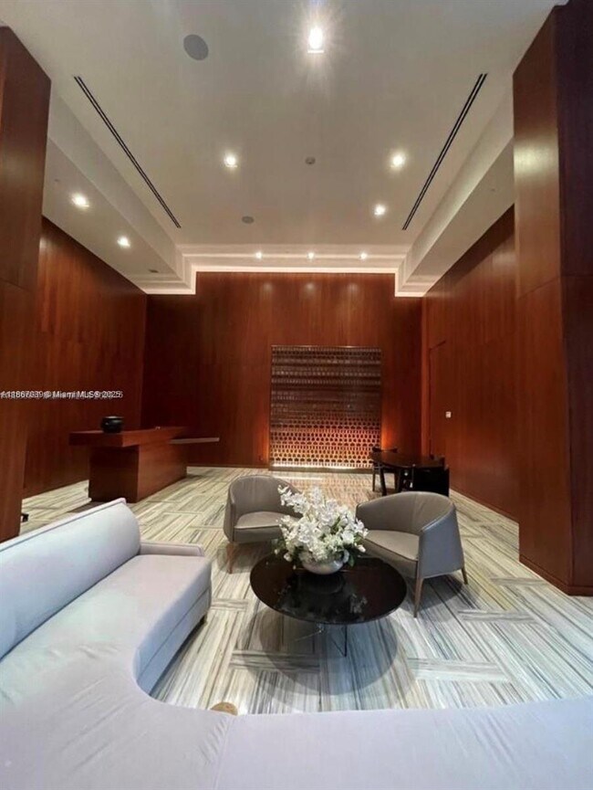 Building Photo - 1300 Brickell Bay Dr