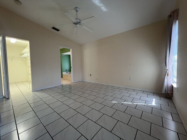 Building Photo - $2,095 ** AVAIL 9/1/25 ** LAKE SUZY ** 3 B...