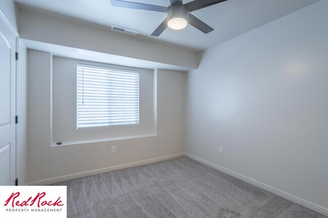 Building Photo - Cozy Townhome with Community Pool