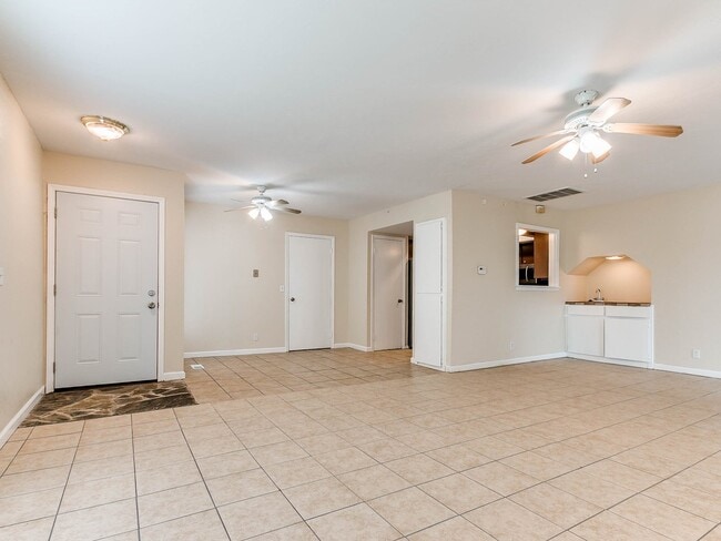 Building Photo - Just remodeled Duplex Home