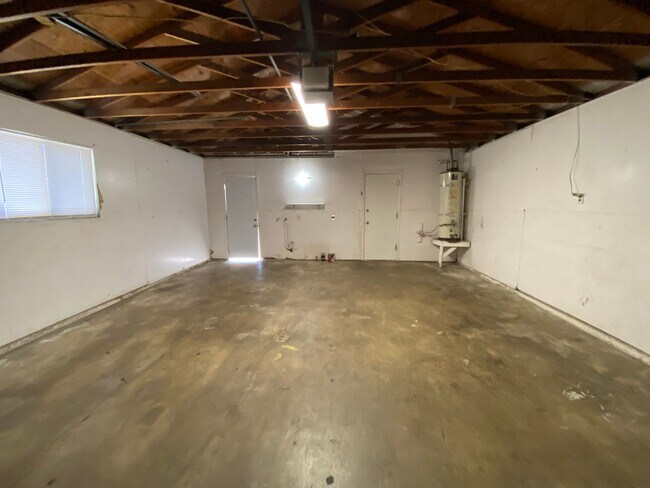 Building Photo - Tulare Home for Rent coming soon!