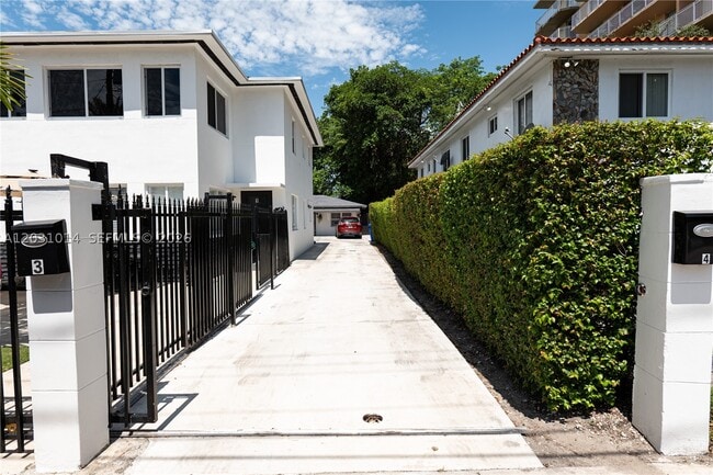 Building Photo - 2240 SW 16th St