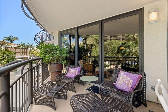 Building Photo - 2843 S Bayshore Dr