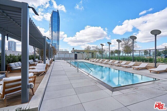 Building Photo - 889 Francisco St