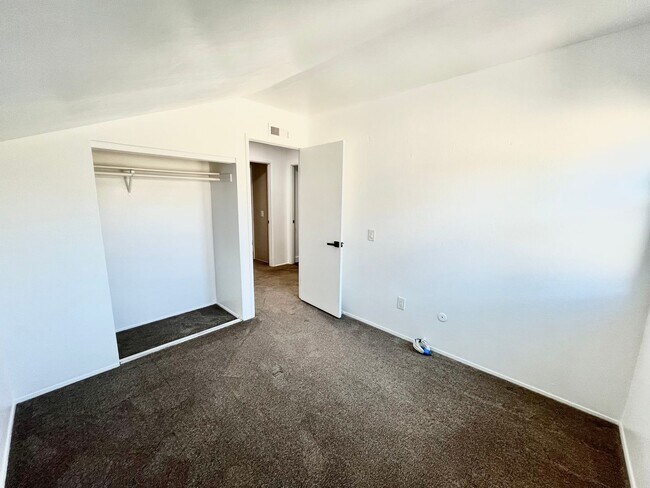 Building Photo - Updated 4B 2BA Home in Paradise Hills w/ S...