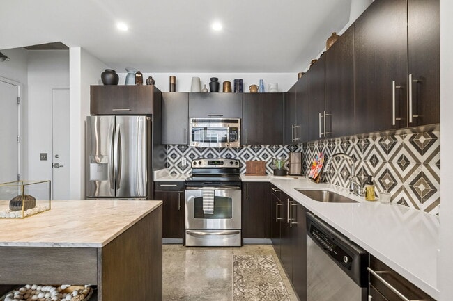 Building Photo - Move-In Ready ICON Condo in The Gulch, Designer Furnished Option, Rare Same-Floor Parking, 2BR wi...