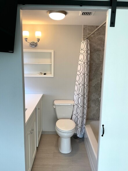 Primary Bath - 333 W Meyer Blvd