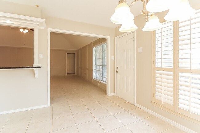 Building Photo - 2303 Prestwick Dr