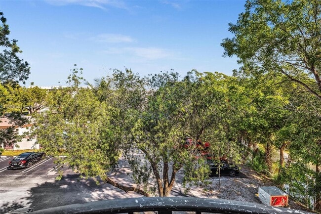 Building Photo - 2701 Riverside Dr