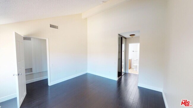 Building Photo - 14401 Plummer St
