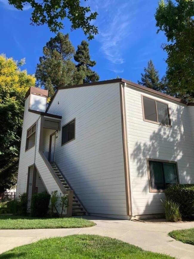 Building Photo - 1391 Meadow Ridge Cir