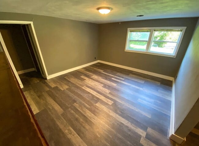 Building Photo - Spacious 5 Bedroom Home Perfectly Located ...