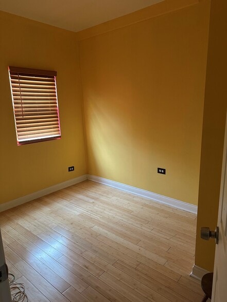 Building Photo - 2521 N Linder Ave