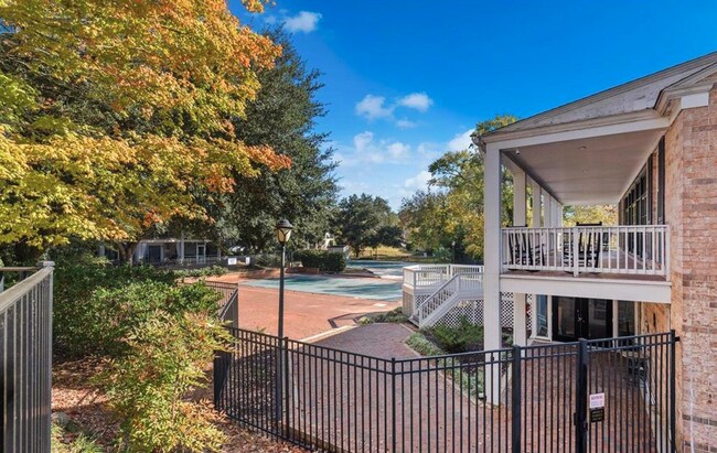 Building Photo - Beautiful 2-Bed, 2-Bath Condo with Elegant...